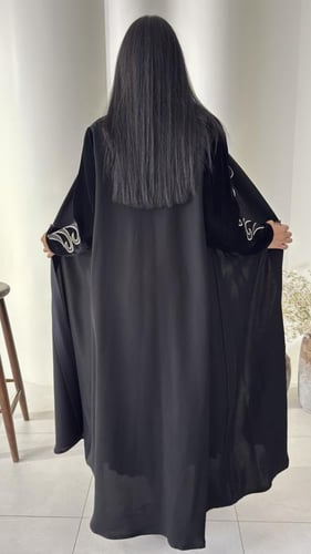 عبايه فاخره مطرزه بتدخيلات المخمل مع الكريب