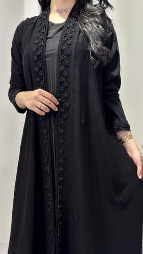 عباية فاخرة مزينة بشك أسود على الأمام