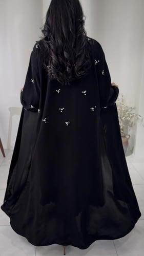 عباية أنيقة مزينة بشك ناعمة