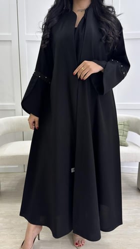 عباية فاخره مزينه بشك ناعم على الكم