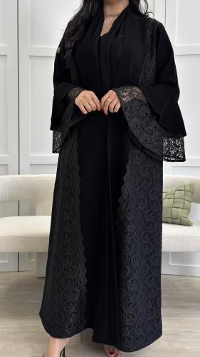 عبايه سوداء مزينه بدانتيل على الجوانب والكم أنيقه