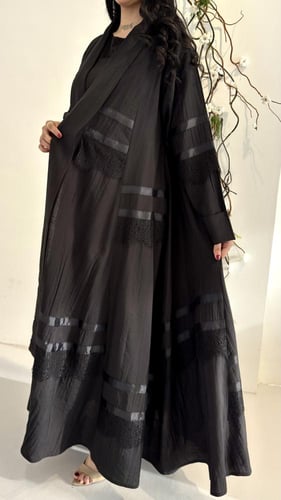 عبايه تربل كلوش قماش لنن مزينه بدانتيل فاخره