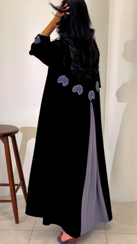 عباية مزينة بكسرة من الخلف مع شك أنيقة