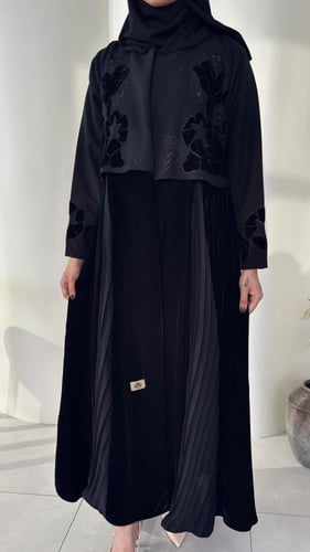 عبايه فاخره بتدخيلات مخمل مع كسرات مطرزه