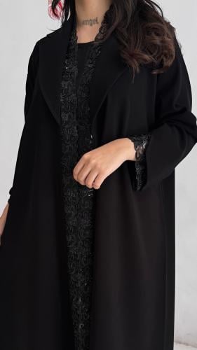 عباية رسمية مزينة بكلفة مطرزه بشك على الامام والكم