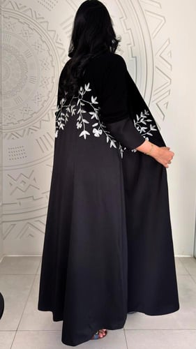 عباية بتطريز ملون بتدخيلات قماش التفته مع الكريب