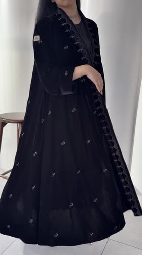 عبايه مخمل دبل كلوش بتطريز منثور مميزه