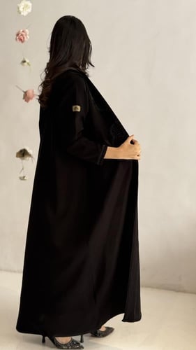 عباية كريب مزينة بشك أسود على الامام والكم