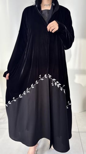 عبايه مخمل مزينة بتطريز يدوي مايل أنيق