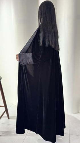 عبايه مخمل مزينه بتطريز على الأمام والكم