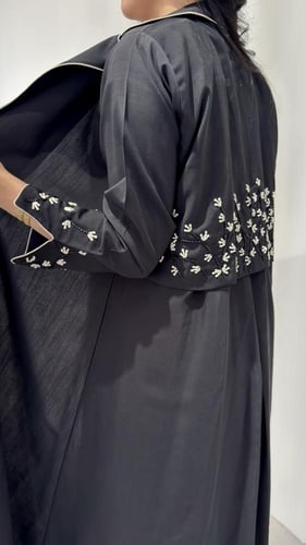 عباية رسمية مزينة بشك ملون مع كسره من الخلف مميزه