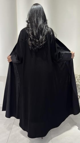 عباية كريب ملكي بتدخيلات تفته مزينة بشك أسود أنيقه