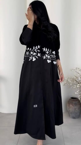 عباية بتطريز ملون بتدخيلات قماش التفته مع الكريب