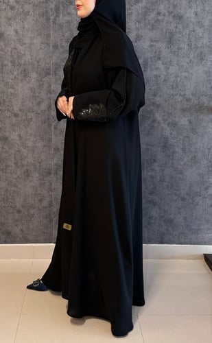 عباية الملكية السوداء المطرزة بشكل فاخر