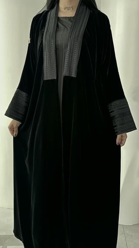 عبايه مخمل مزينه بتطريز على الأمام والكم