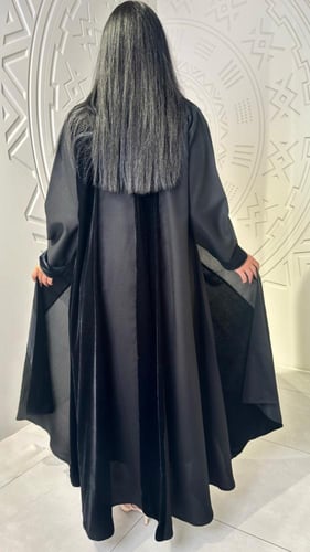 عباية كلوش بتدخيلات المخمل مع كتان مزينه بزرار ديك...