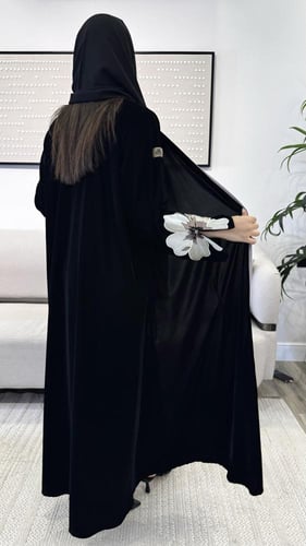 عباية مخمل بأكمام مطرزة ناعمة