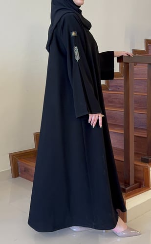 عباية كلوش مزينة بكسرة على الكم والخلف مع شك ناعمة