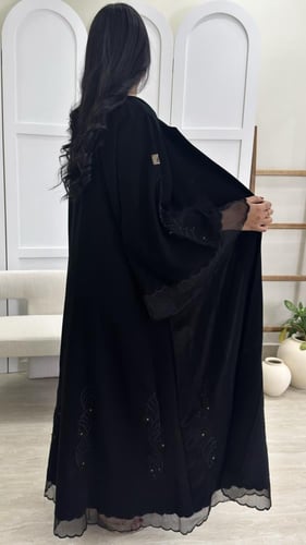 عبايه أنيقه مزينه بتطريز مع كرستال على الكم والأسف...