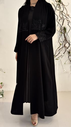 عبايه فاخره بتطريز أنيق مميزه