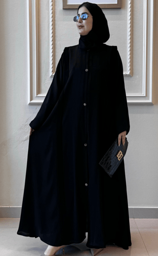عباية كلوش سوداء فاخرة مزينة بأزارير أمامية