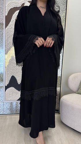 عبايه سوداء مزينه بدانتيل ناعمه
