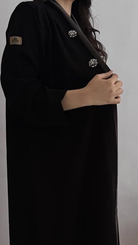 عباية سوداء مع وردة كرستال أنيقة