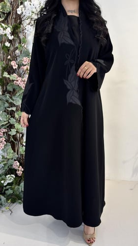 عبايه فاخره بتطريز على الأمام والكم أنيقه