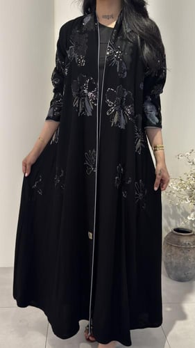 عباية مزينة بخيوط ترتر فخمه