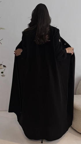 عباية سوداء مع وردة كرستال أنيقة