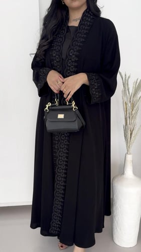 عباية كلوش مزينة بتطريز مع شك ناعمه