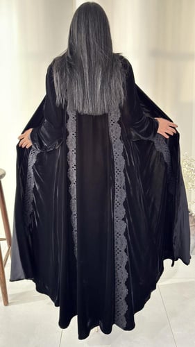 عبايه مخمل مزينه بكلفه دانتيل فاخره