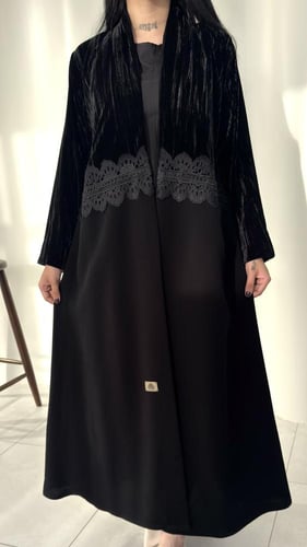 عباية فاخرة مزينة بكلفه سواداء من قماش المخمل مع ك...