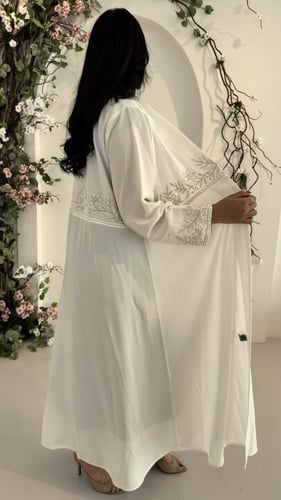عبايه فاخره بتطريز أنيق مميزه