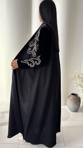 عبايه فاخره مطرزه بتدخيلات المخمل مع الكريب