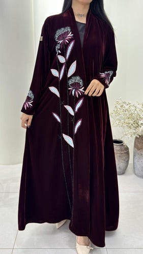 "عباية مخمل بتطريز شَك مميزه