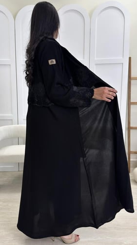 عبايه سوداء مزينه بتطريز مع شك أنيقه