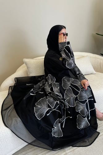 عباية سوداء بتطريز فضي