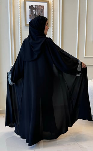 عباية فاخرة مزينة بشك على الأمام