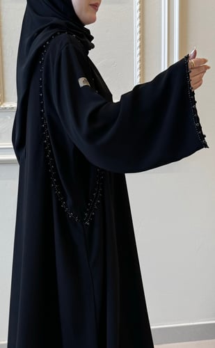 عباية جيوب بشك أسود ناعمة