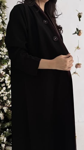 عباية سوداء مع وردة كرستال أنيقة
