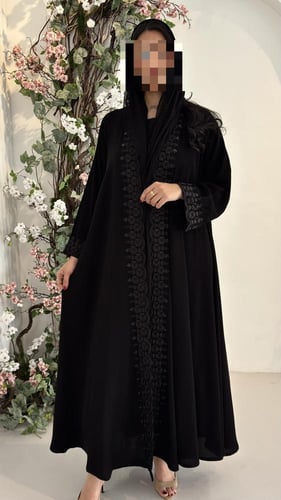 عباية كلوش مزينة بتطريز مع شك ناعمه