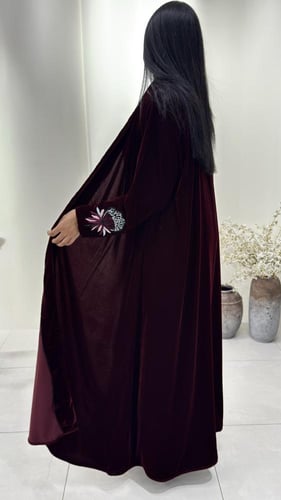 "عباية مخمل بتطريز شَك مميزه