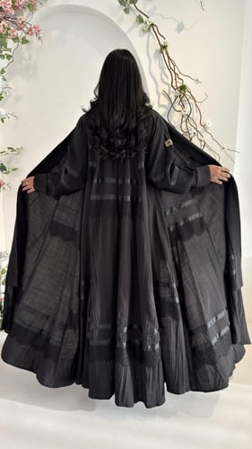 عبايه تربل كلوش قماش لنن مزينه بدانتيل فاخره