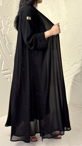 عباية طبقتين شيفون مزينة بكرستال على الجوانب والأك...