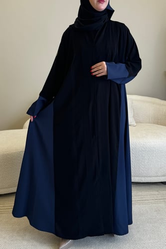 عباية فاخرة بتدخيلات ملونة في الجوانب مع خطوط طولي...