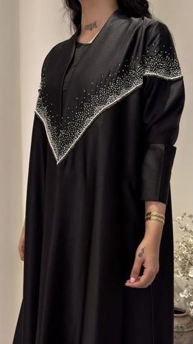 عباية تفتة مزينة بشك فضي أنيقة