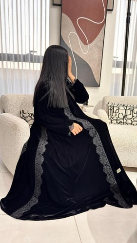 عبايه مخمل مزينه بكلفه دانتيل فاخره