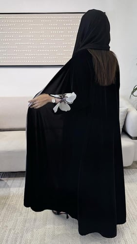 عباية مخمل بأكمام مطرزة ناعمة