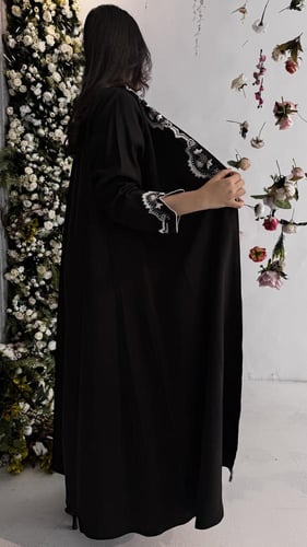 عباية أنيقة بشك ملون على الامام والكم